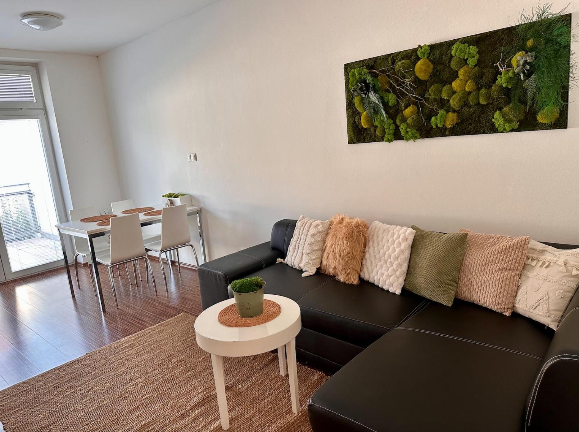 Apartment S Terasou Jako Doma I Mimo Domov Ceske Budejovice